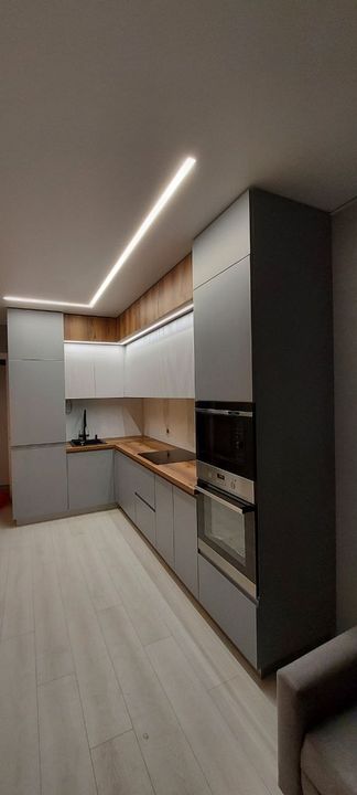 Кухня на заказ, Казань — фото работы 33: Серая кухня с подсветкой и пеналом под технику