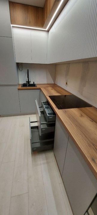 Кухня на заказ, Казань — фото работы 34: Кухня: выдвижные ящики Blum