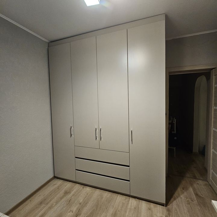 Мебель на заказ, Казань — фото работы 18: Серый шкаф в спальню